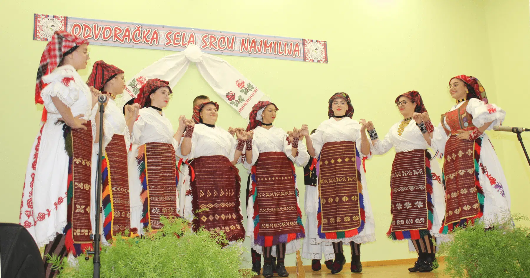 Fotografija s prve smotre folklora "Odvoračka sela srcu najmilija" u Grgurevićima u 2023. godini.